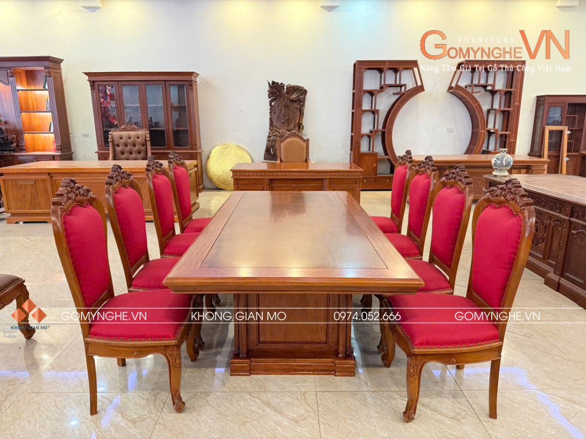 Bộ bàn ghế họp gỗ gõ đỏ tự nhiên gồm 1 bàn dài và 8 ghế bọc nỉ đỏ cao cấp, thiết kế sang trọng, bền chắc, phù hợp phòng họp lãnh đạo, doanh nghiệp, cơ quan.