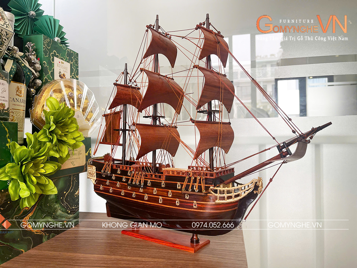 Thuyền thuận buồm xuôi gió bằng gỗ trắc buồm hương - kích thước 40x45x10